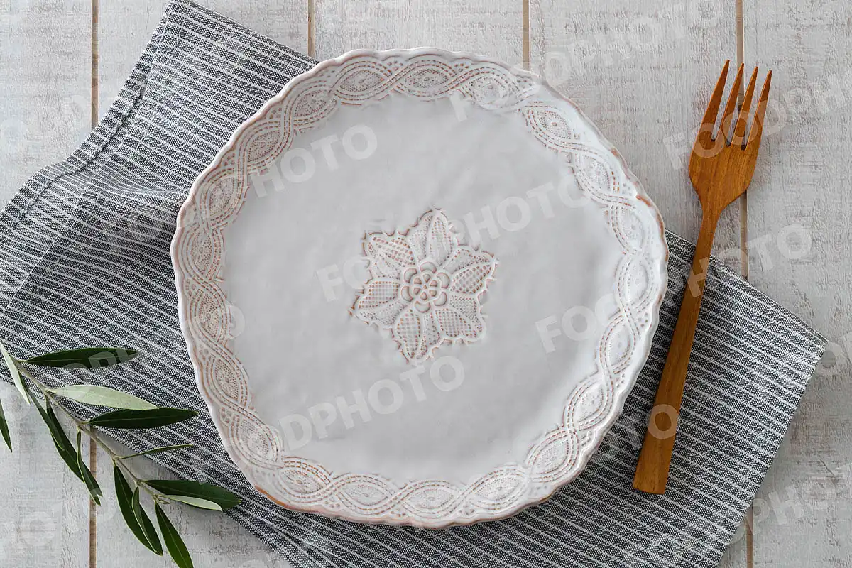 木製フォークとカジュアルなディナープレート