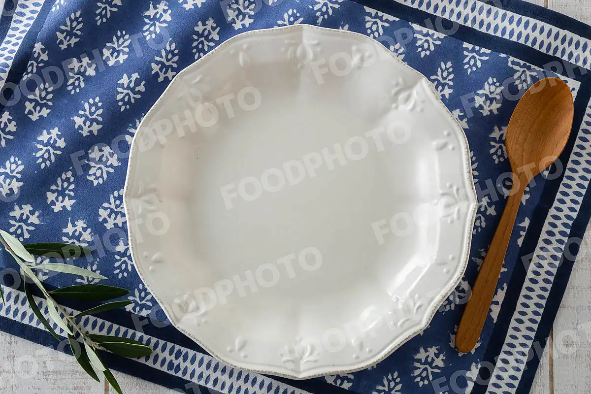 木製カトラリーと花型レリーフの中皿