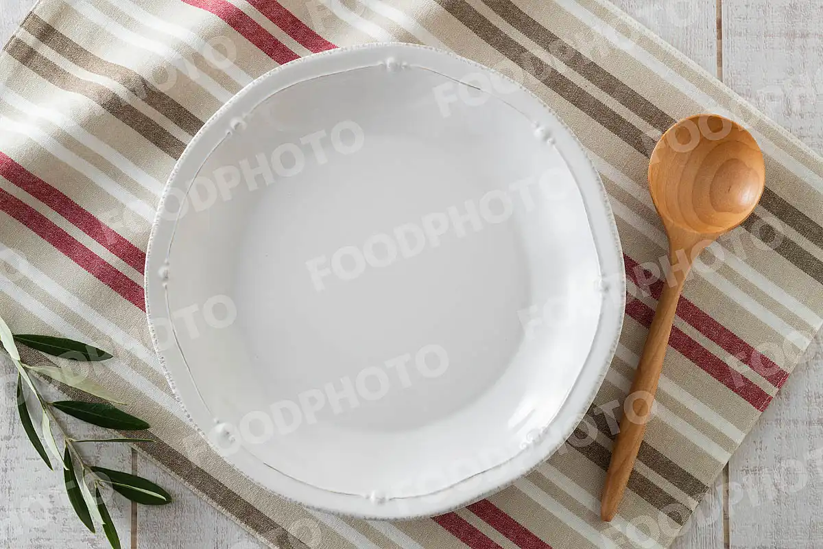 木製スプーンと素朴なレリーフデザインの中皿