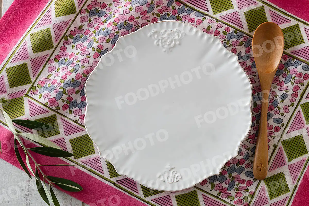 木製カトラリーとカジュアルなレリーフのデザートプレート