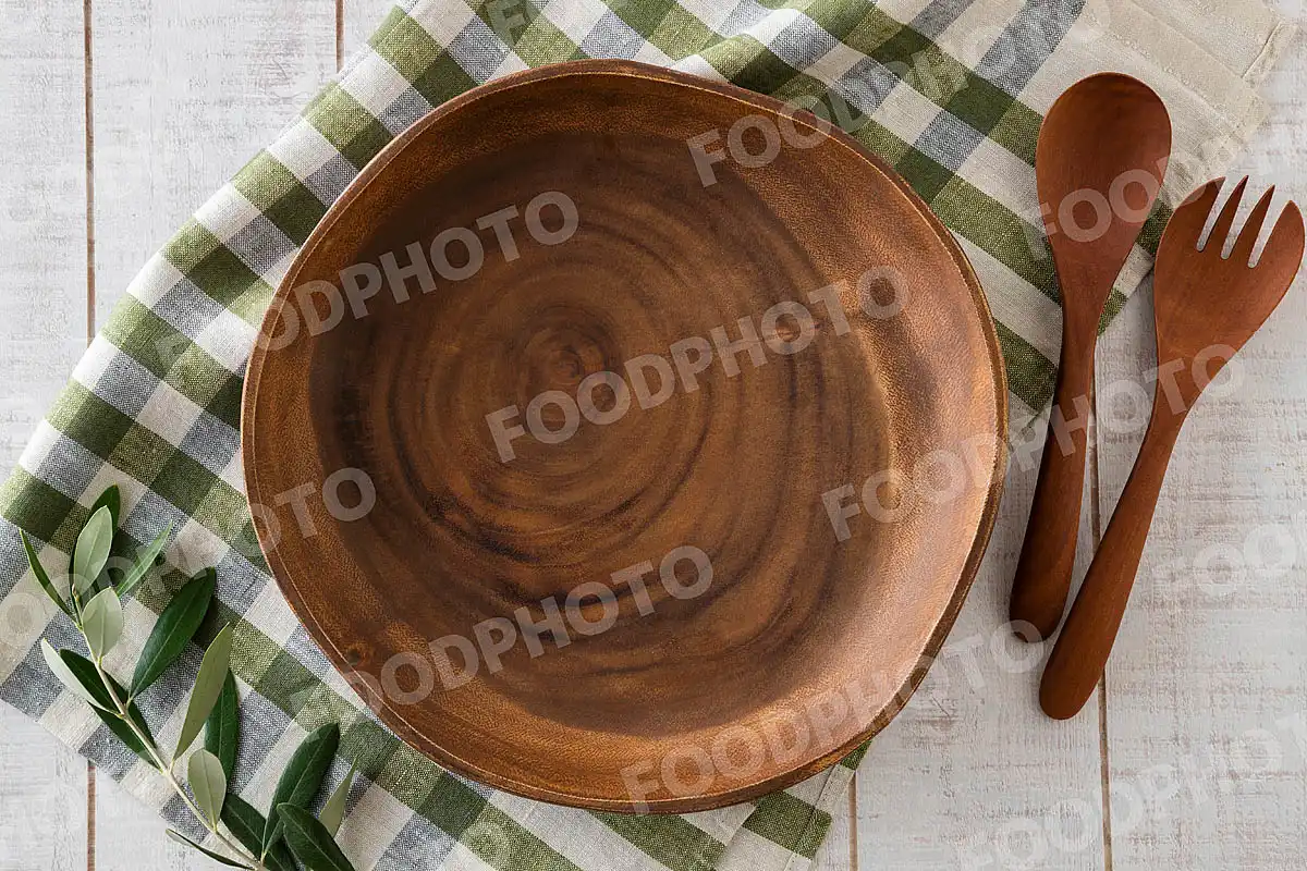 力強い木目のウッドプレート