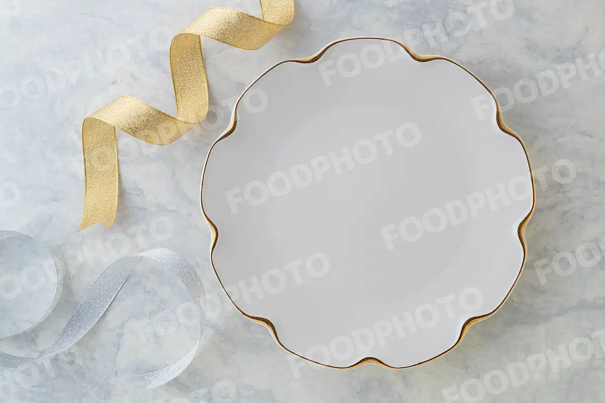 金銀のリボンと金縁の白いラウンドディナープレート