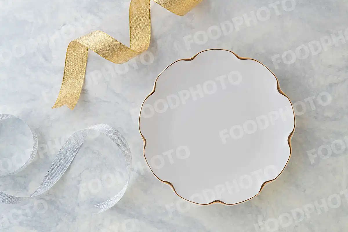 金銀のリボンと金縁の白いラウンドデザートプレート