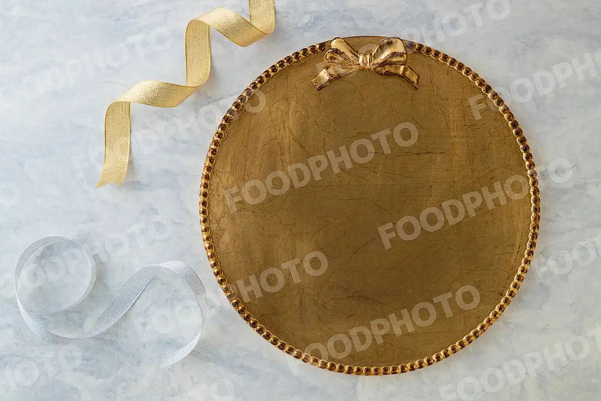金銀のリボンと金の大きなラウンドトレー