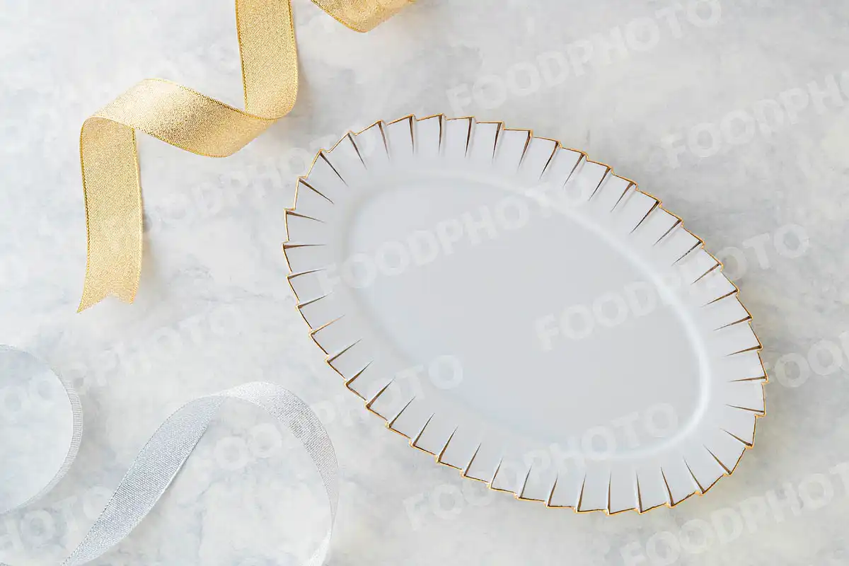 金銀のリボンと金縁の白いオーバル皿