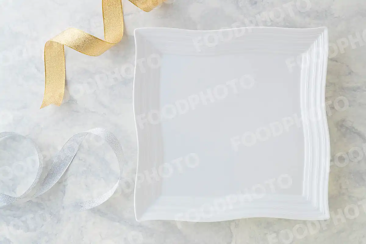 金銀のリボンと白いスクエアディナープレート