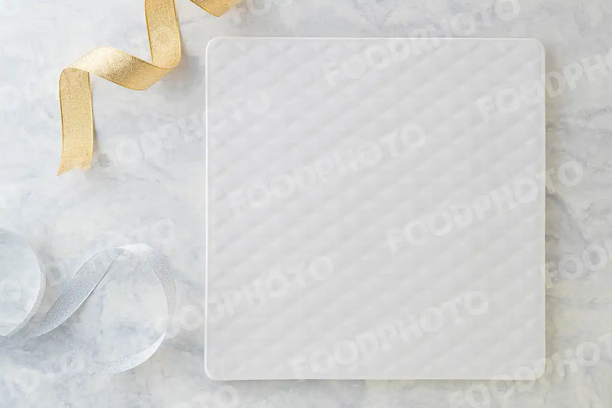 金銀のリボンと白いスクエアデザートプレート