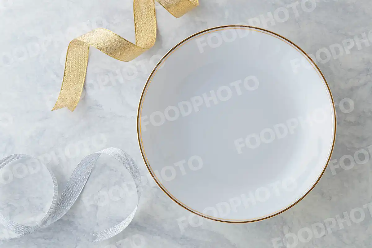 金銀のリボンと金縁の白いラウンドボウル