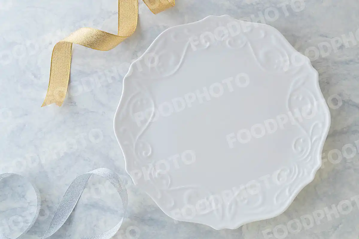 金銀のリボンと白いエレガント柄ラウンドディナープレート