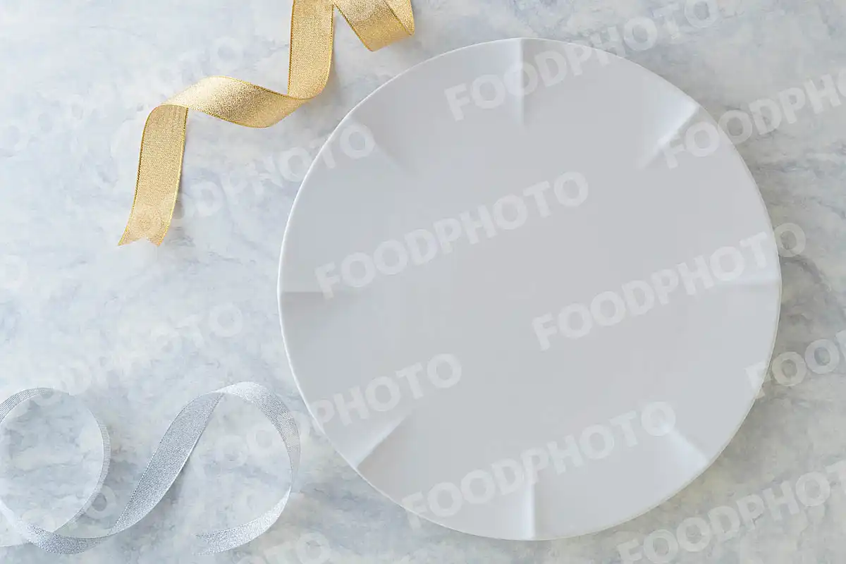 金銀のリボンと白いディナープレート