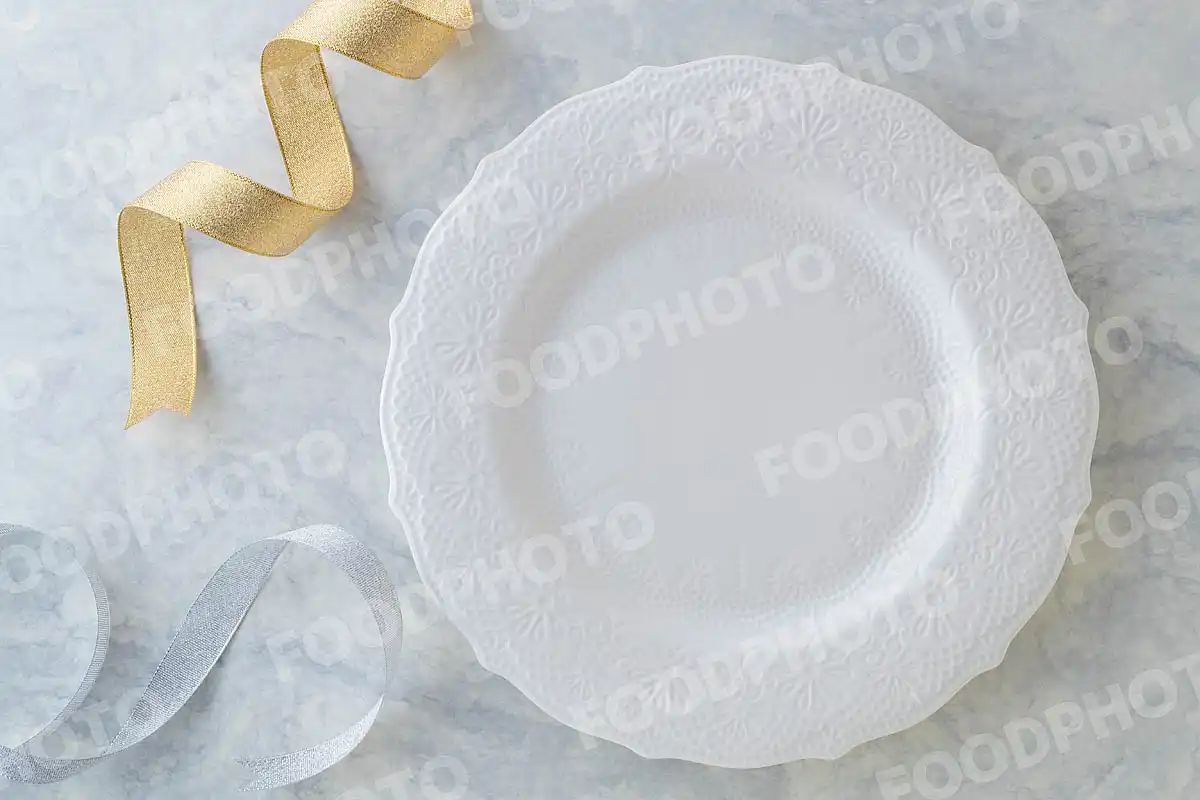 金銀のリボンと白いエレガント柄ラウンドディナープレート
