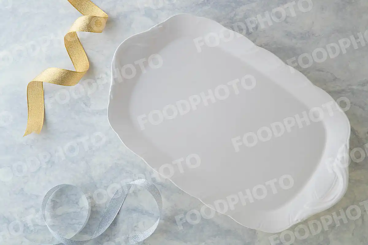 金銀のリボンと白いサーバープレート