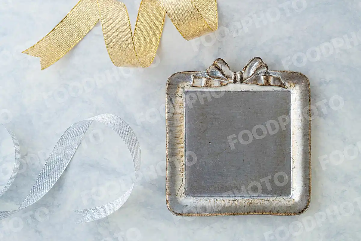 金銀のリボンと銀の小さなスクエアトレー