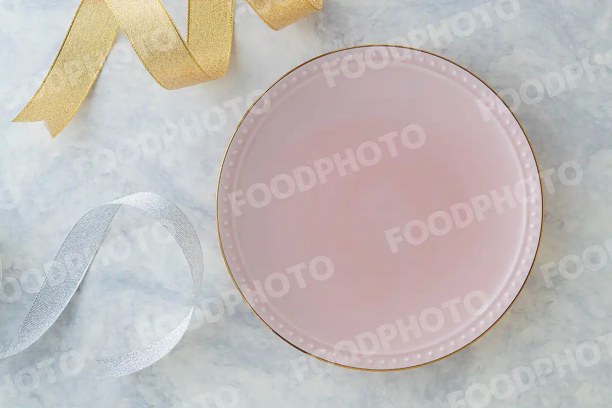 金銀のリボンと桃色のデザートラウンドプレート