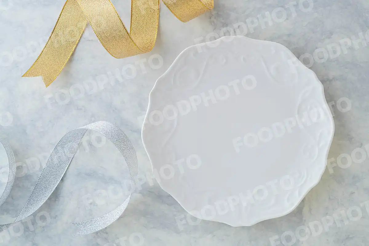 金銀のリボンと白いエレガント柄ラウンドデザートプレート