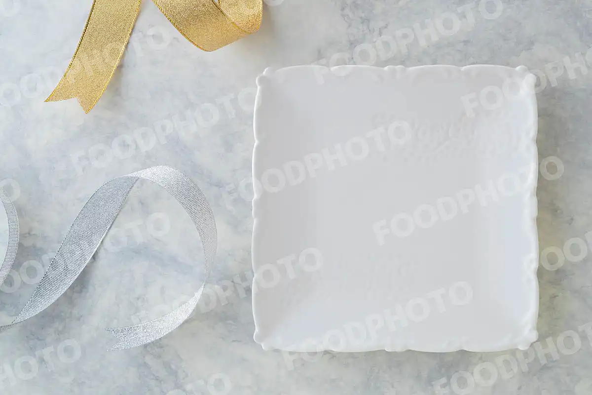 金銀のリボンと白いスクエアデザートプレート