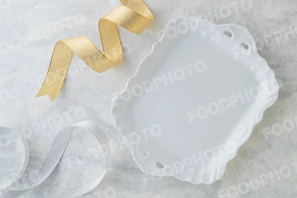金銀のリボンと白いスクエアデザートプレート