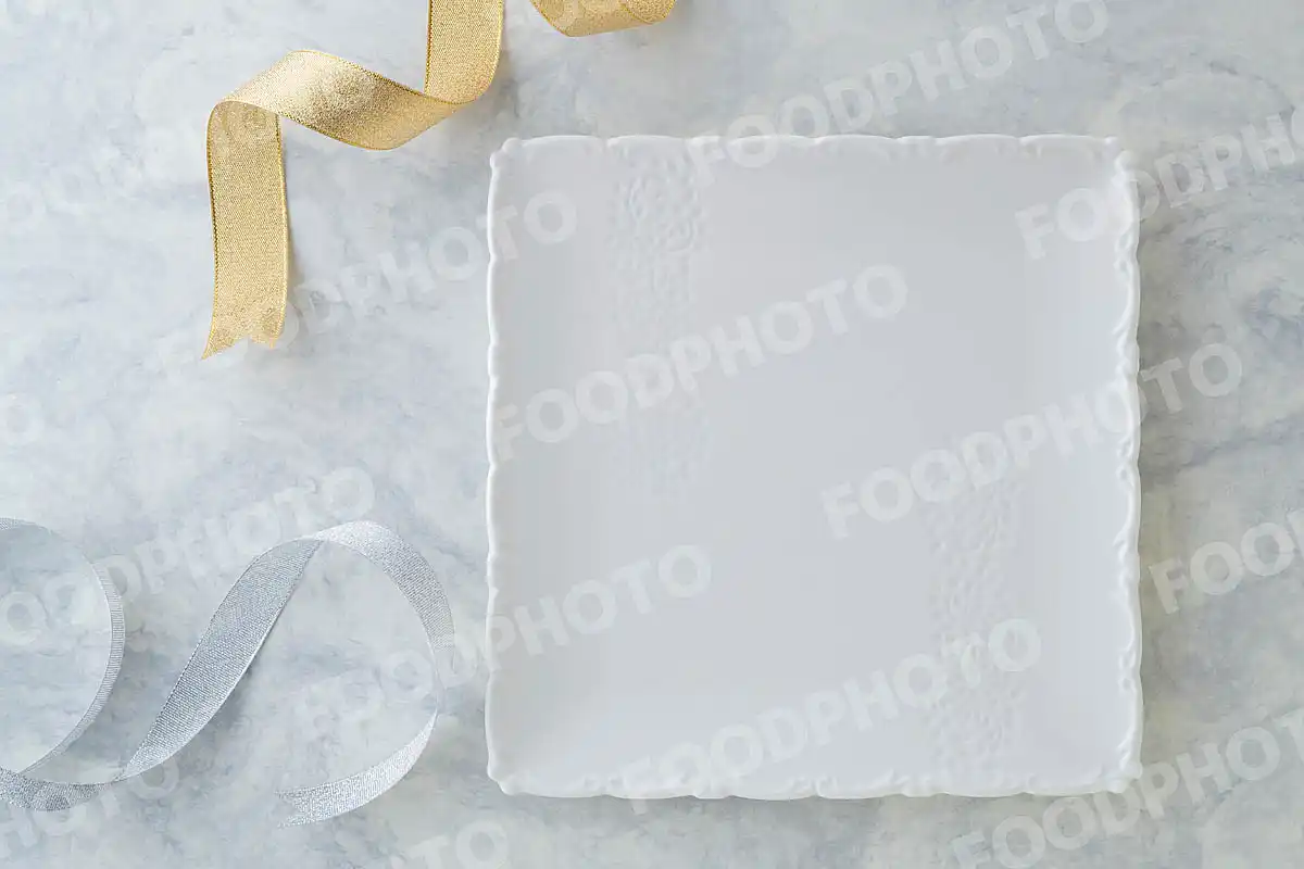 金銀のリボンと白いスクエアディナープレート