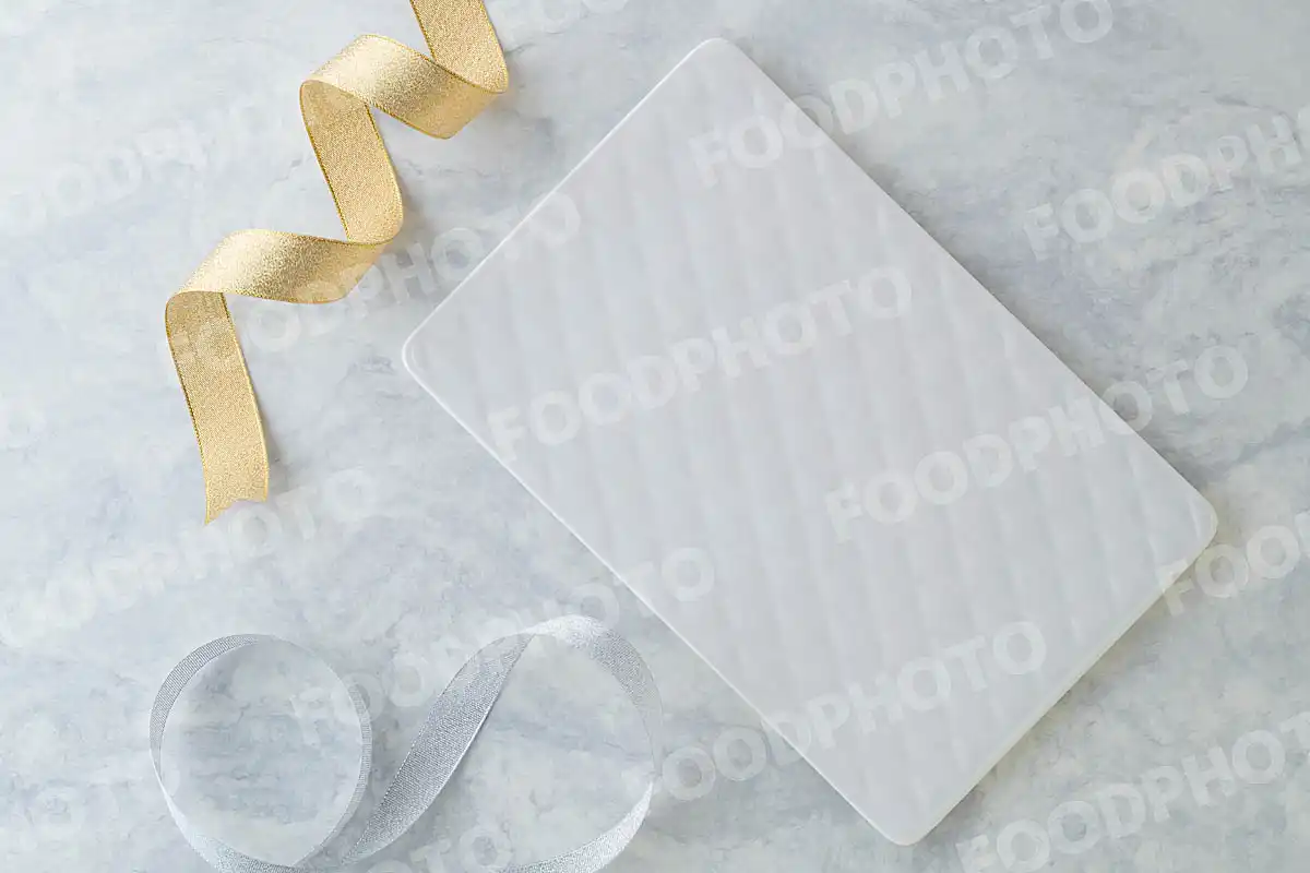 金銀のリボンと柔らかみある表情の白いスクエアデザートプレート。