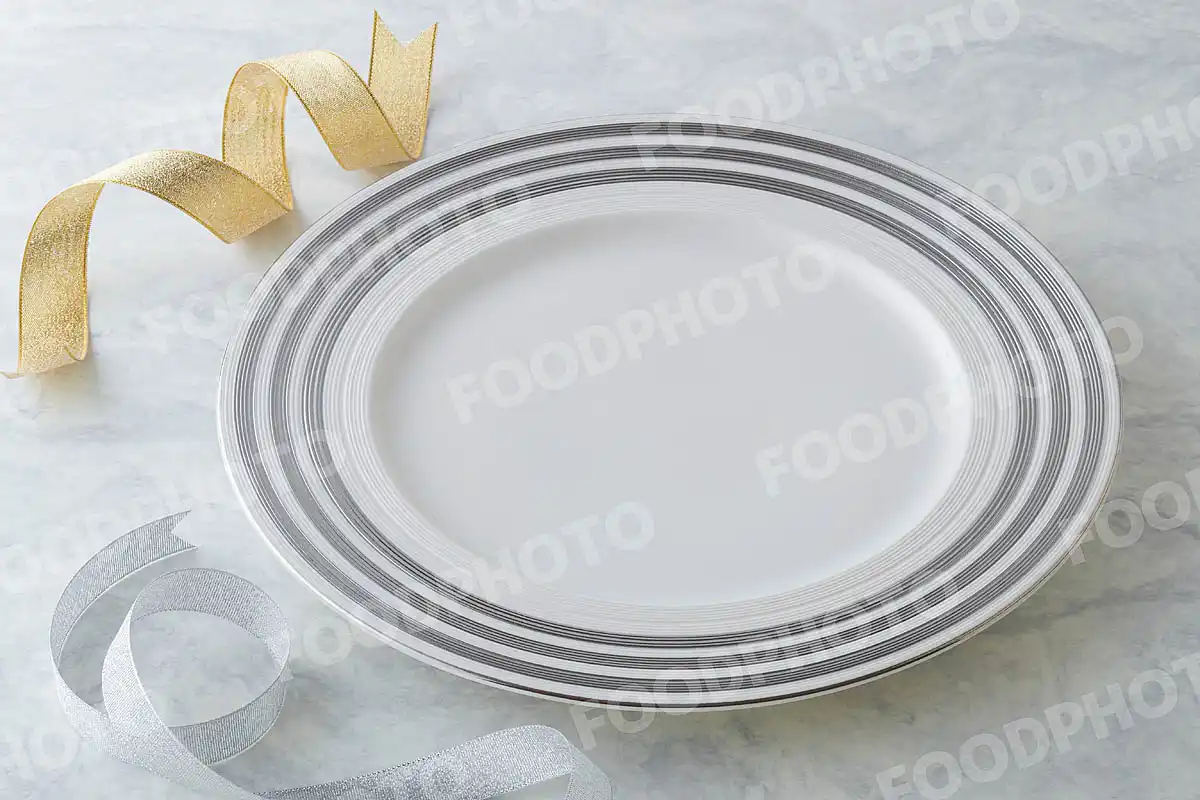 金銀のリボンと銀ラインの入った白いラウンドディナープレート