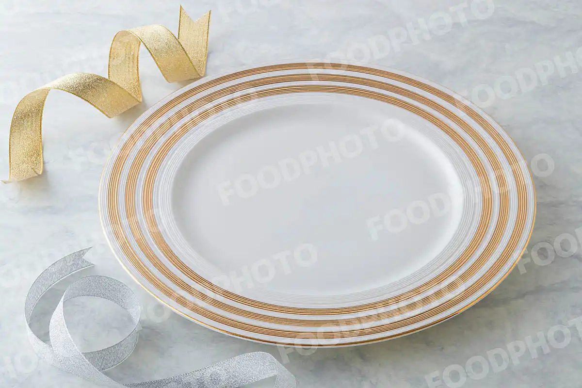 金銀のリボンと金ラインの入った白いラウンドディナープレート