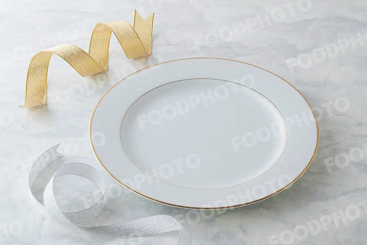 金銀のリボンと金縁の白いラウンドディナープレート