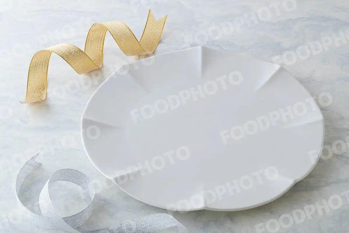 金銀のリボンと白いディナープレート