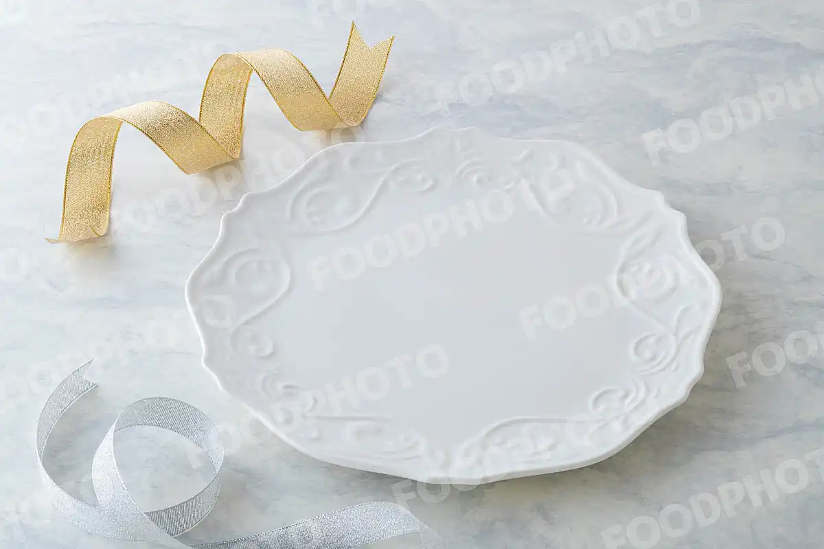 金銀のリボンと白いエレガント柄ラウンドディナープレート