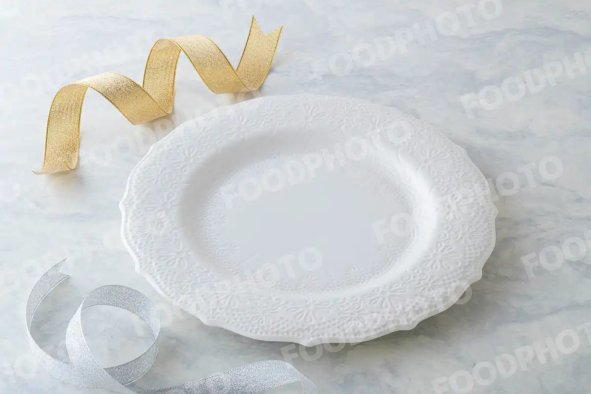 金銀のリボンと白いエレガント柄ラウンドディナープレート