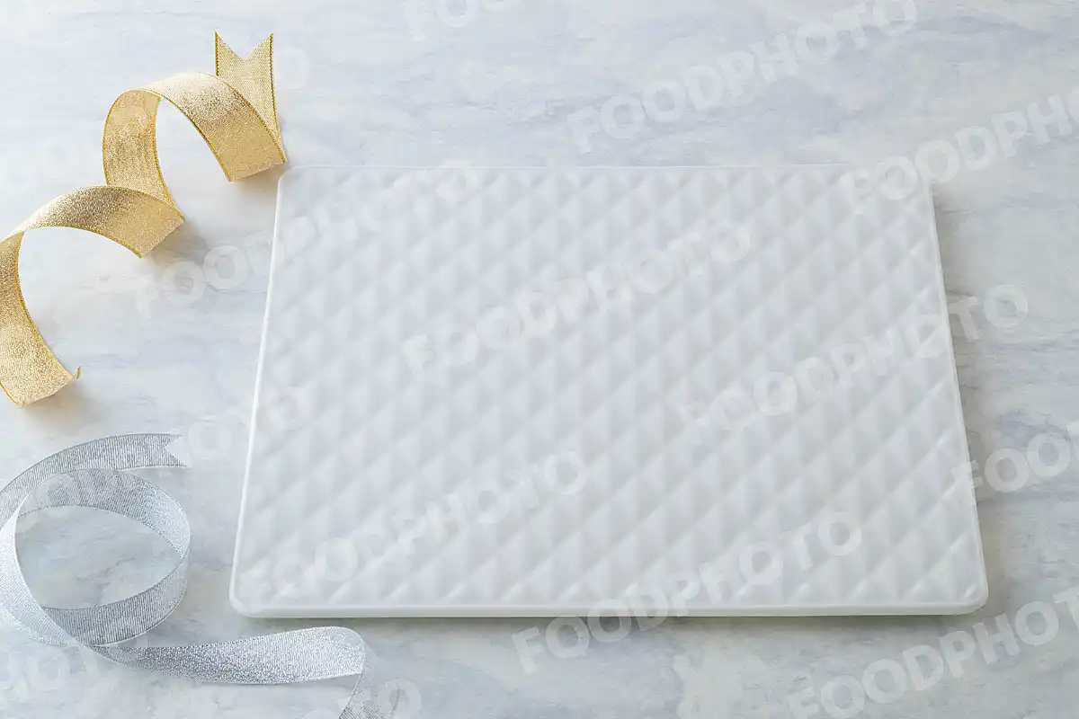 金銀のリボンと白いスクエアデザートプレート