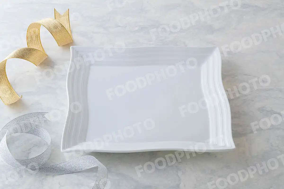 金銀のリボンと白いスクエアディナープレート