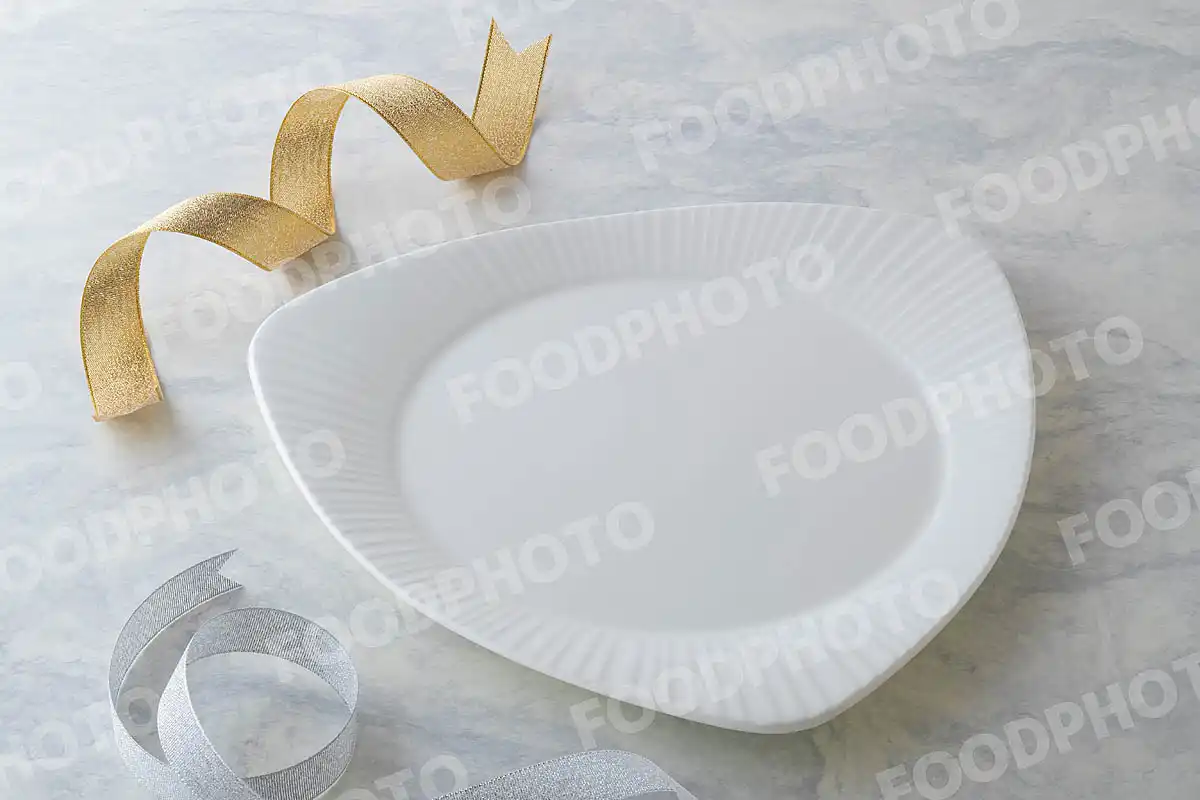 金銀のリボンと三角形の白いディナープレート