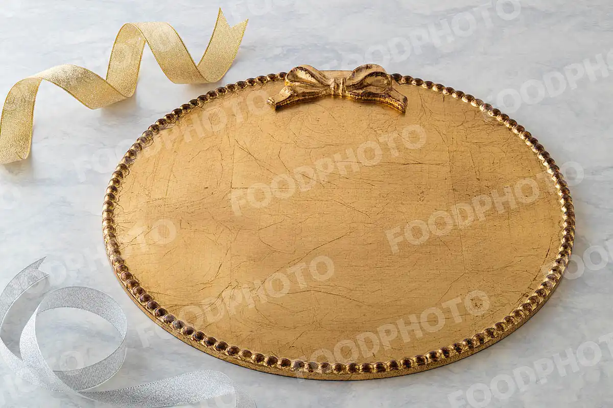 金銀のリボンと金の大きなラウンドトレー