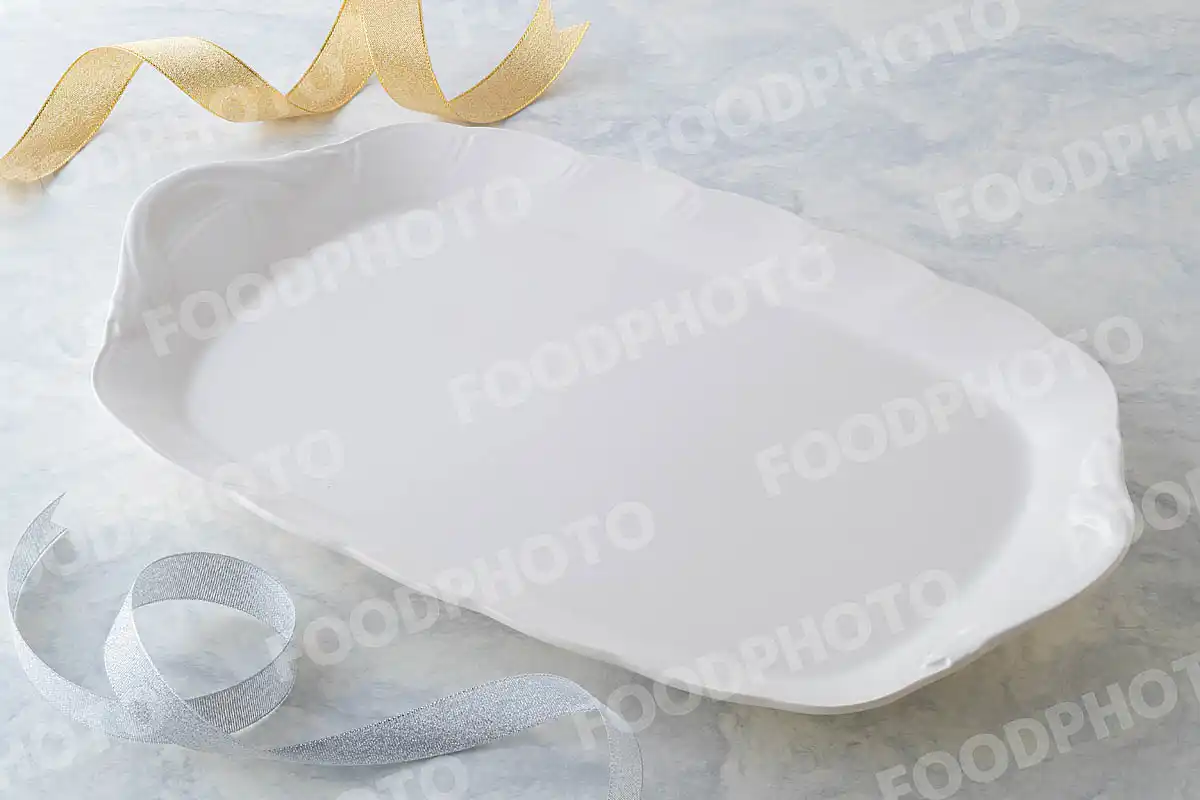金銀のリボンと白いサーバープレート