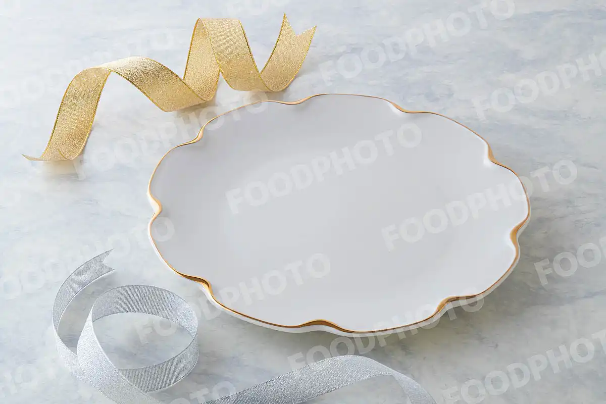 金銀のリボンと白いデザートプレート