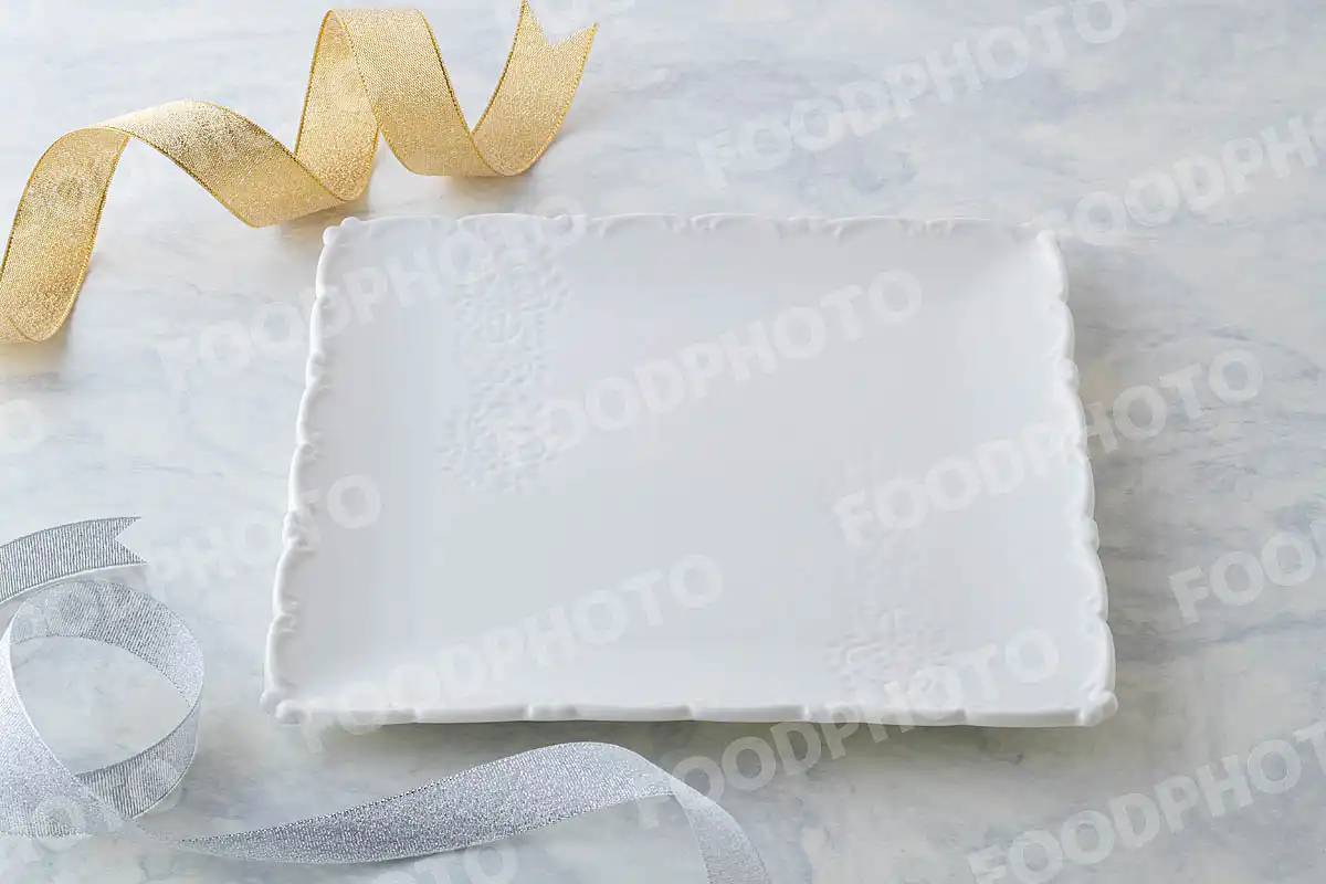 金銀のリボンと白いスクエアディナープレート