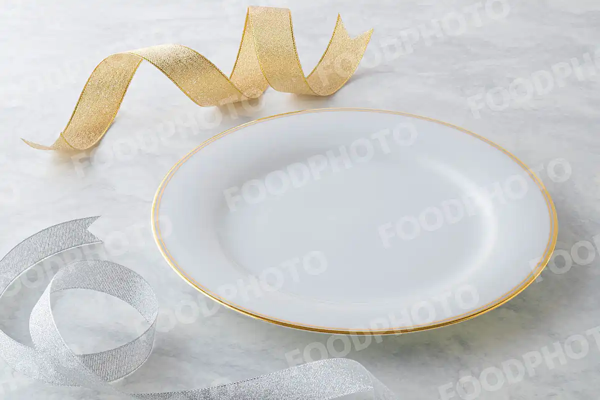 金銀のリボンと金縁の白いラウンドディナープレート