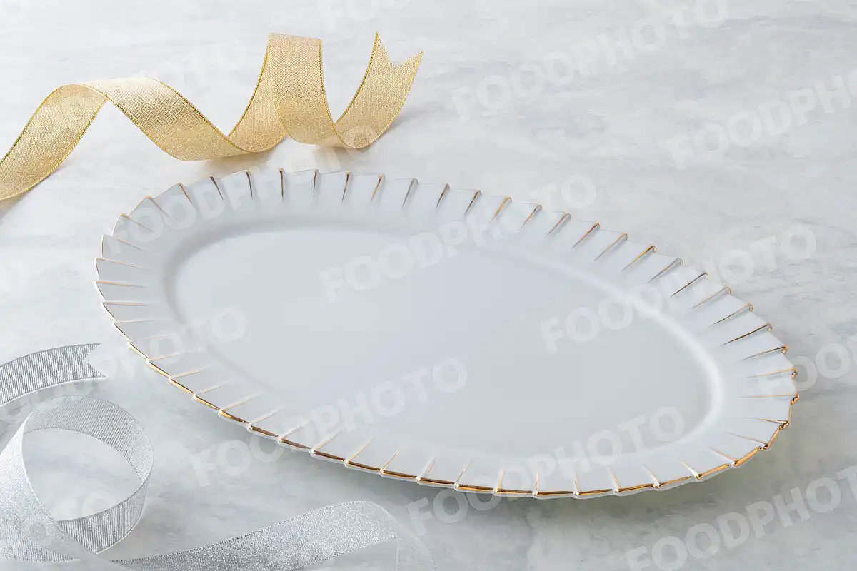 金銀のリボンと金縁の白いオーバル皿