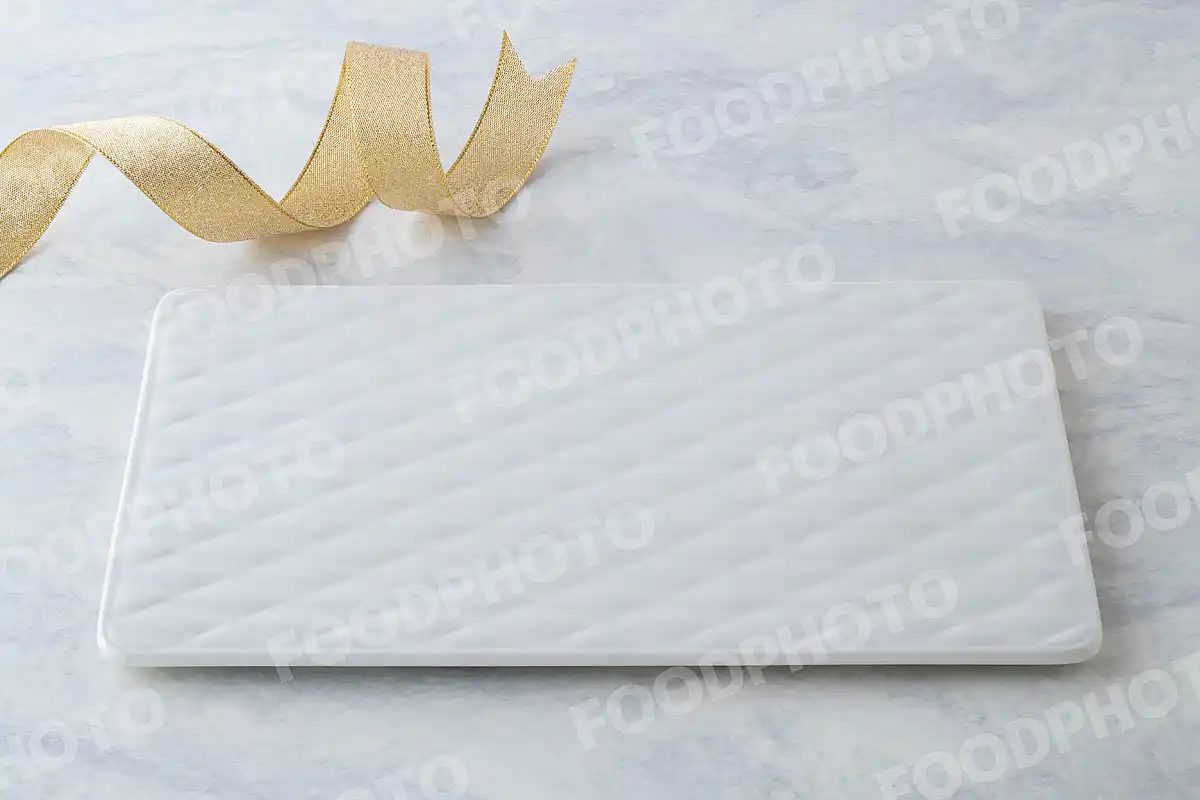 金銀のリボンと白いスクエアデザートプレート