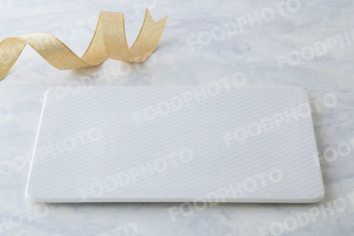 金銀のリボンと網目模様の白いスクエアデザートプレート。