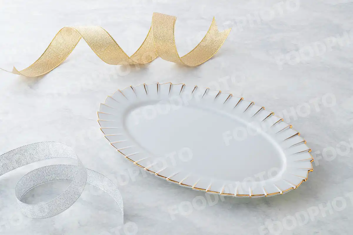 金銀のリボンと金縁の白いオーバル皿