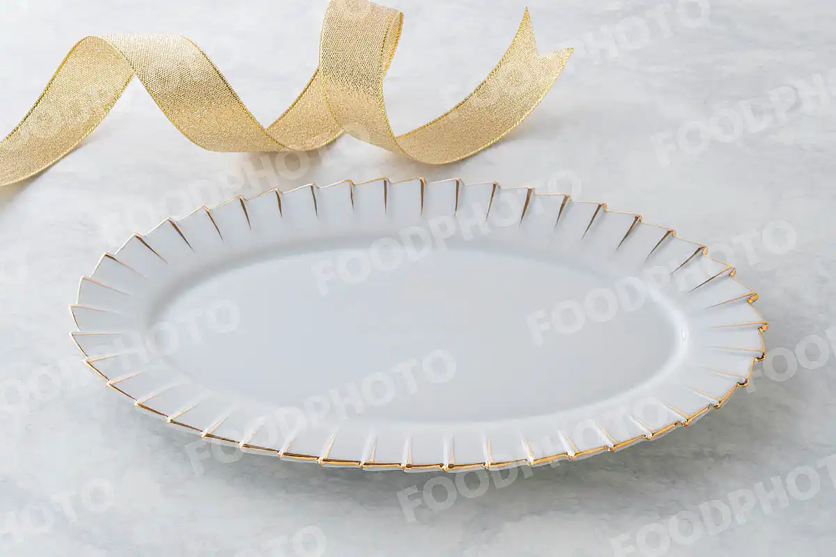 金銀のリボンと金縁の白いオーバルディナープレート