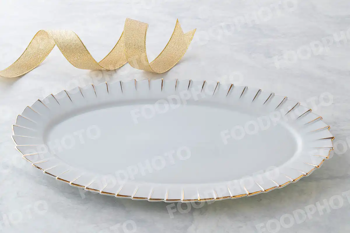 金銀のリボンと金縁の白いオーバル皿