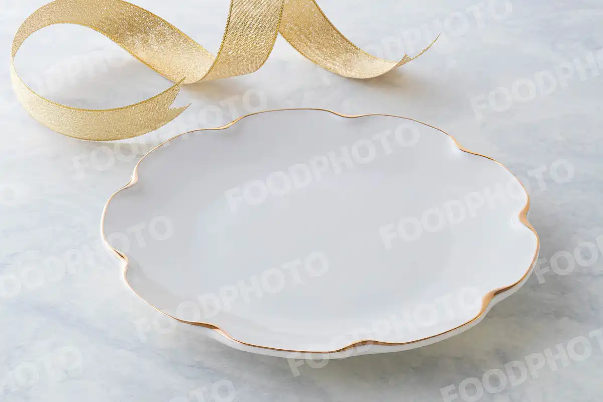 金銀のリボンと金縁の白いラウンドディナープレート