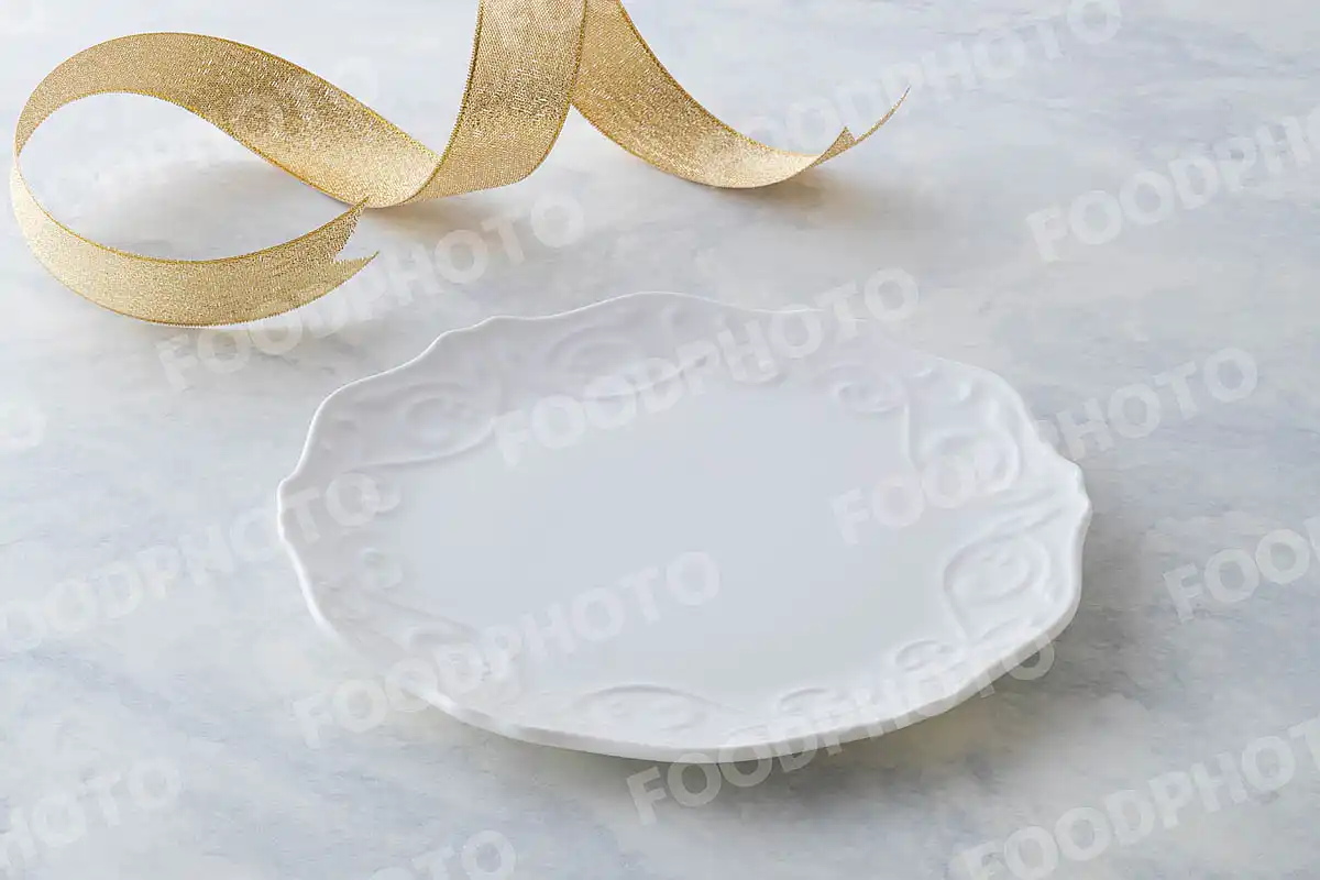 金銀のリボンと白いエレガント柄ラウンドデザートプレート