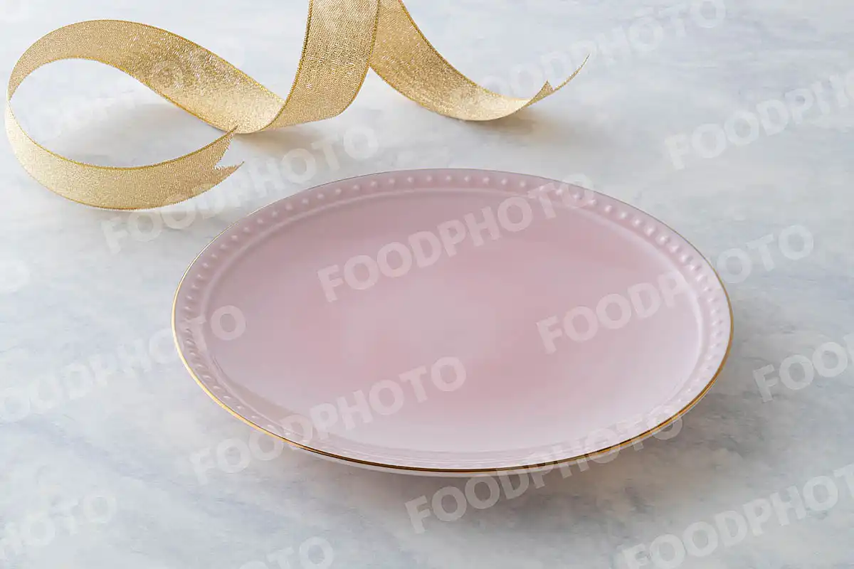 金銀のリボンと桃色のデザートラウンドプレート