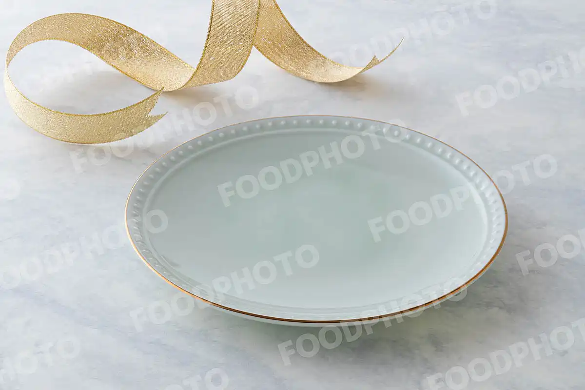 金銀のリボンと緑色のデザートラウンドプレート