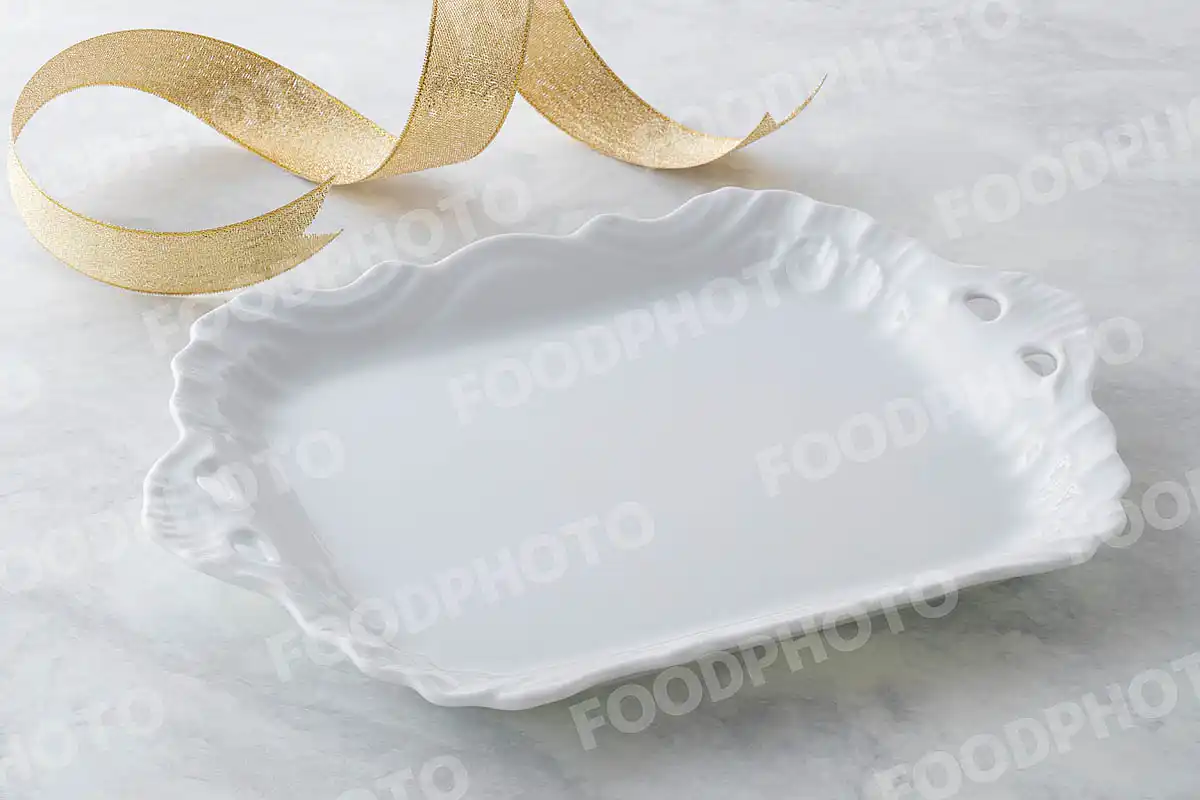 金銀のリボンと白いスクエアデザートプレート