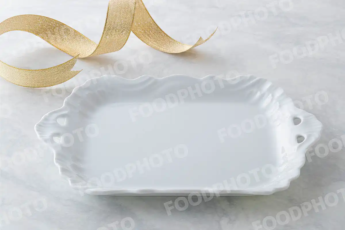 金銀のリボンと白いスクエアデザートプレート