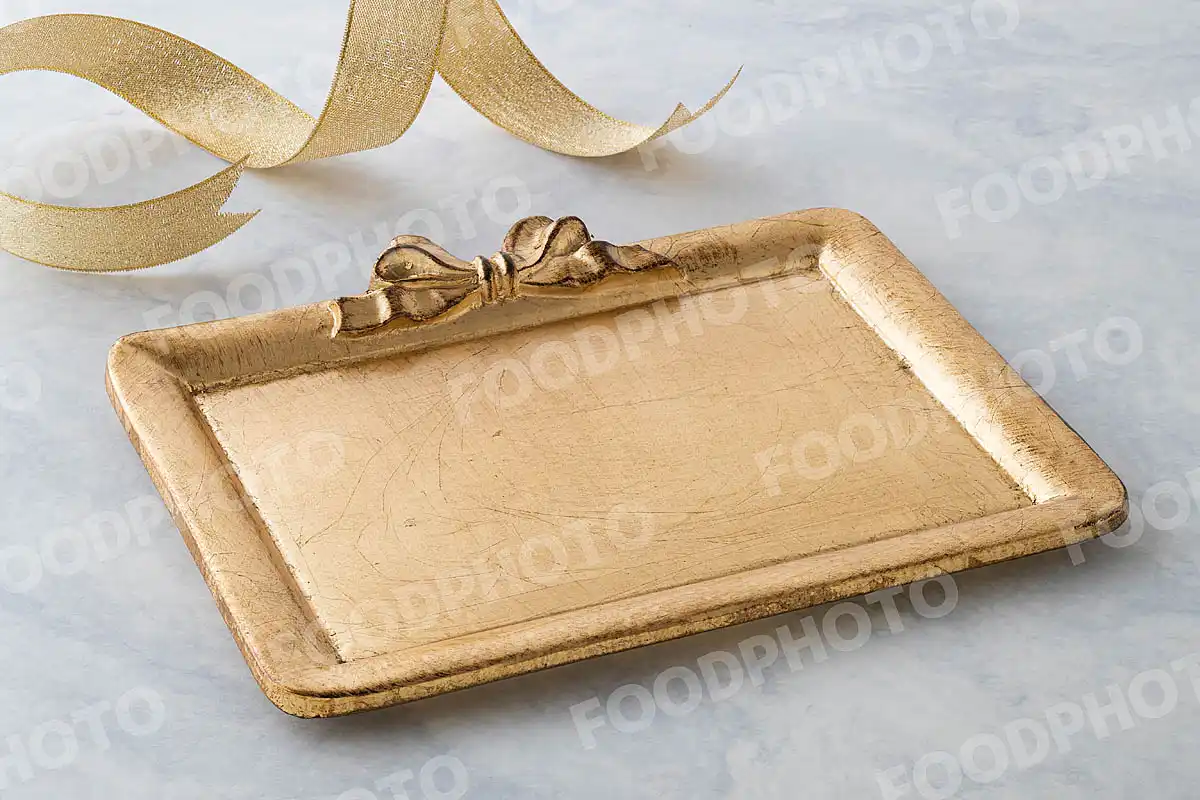 金銀のリボンと金の小さなスクエアトレー